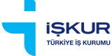 Türkiye İş Kurumu logosundaki açık mavi “i” harfinin çizgisi sağ üst köşeyi hedef alan bir ok ucu şeklinde tasarlanmış. Yanında koyu mavi harflerle aynı uzunluktaki iki satır halinde “İŞKUR-TÜRKİYE İŞ KURUMU” yazıyor. 