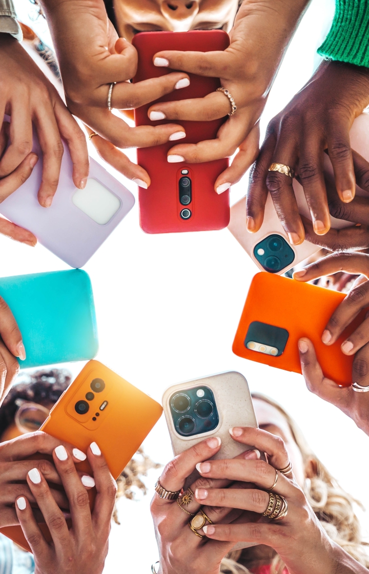 Daire şeklinde duran yedi kişi, başlarını eğmiş, göğüs hizasında tuttukları telefonlarla ilgileniyor. Aşağıdan çekilmiş bu fotoğrafta, telefonların arasında yüzler görünmüyor. Sol üst köşede kalın puntolu küçük beyaz harflerle iki satır halinde şu ifade yer alıyor: “İnternet Bağımlısı Olabilir misin?” Devamında, ince puntolu küçük beyaz harflerle iki satır halinde şunlar yazıyor: “İnternet bağımlılığı testini çözerek durumunuzu öğrenebilir, Yeşilay’ın bilimsel çalışmalarına katkı sağlayabilirsiniz.”