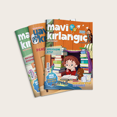 Fotoğrafta “Mavi Kırlangıç” dergisinin 3 farklı sayısı yelpaze gibi yukarıdan sağa doğru kaydırılarak üst üste koyulmuş.  Alttakilerin sadece bir küçük bir kısmı görünüyor. Üstteki derginin kapak resminde iki tarafta yığılı kitapların üzerine mor bir örtü serilerek bir çadır kurulmuş. Kaküllü bir kız çocuğu, çadırın içinde yüzü koyun yere uzanıp ellerini yüzüne yaslamış, önündeki kitabı okuyor. Resmin sol üst köşesinde “Arkadaşım kitap” yazıyor. 