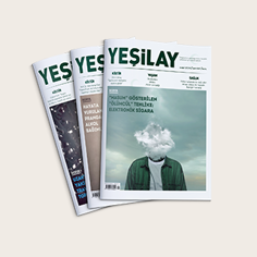 Fotoğrafta Yeşilay dergisinin üç farklı sayısı yelpaze gibi yukarıdan sağa doğru kaydırılarak üst üste koyulmuş.  Alttakilerin sadece bir küçük bir kısmı görünüyor. Üstteki derginin kapak fotoğrafında gri bulutlu gökyüzü fonunun önünde sadece üst bedeni görünen bir adam var. Adamın kafası, sigara dumanından ibaret.  Fotoğrafın sol üst köşesinde “Masum gösterilen ölümcül tehlike elektronik sigara” yazıyor. 